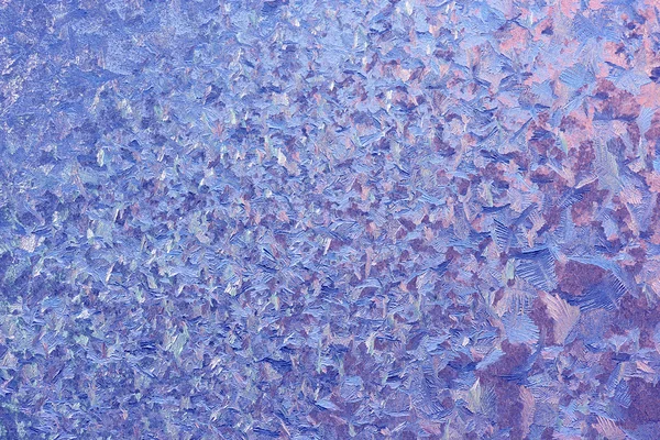 V zimě mráz vzory na okenní sklo. Matné sklo textura. Modrá fialová — Stock fotografie