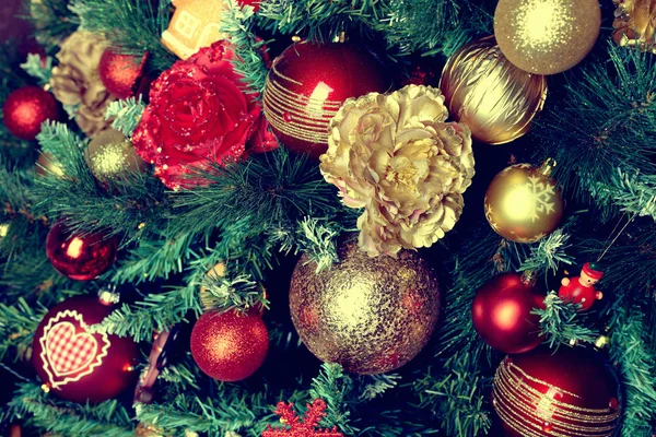 Kerstballen op fir tree. Vakantie van het Nieuwjaar en kerst — Stockfoto