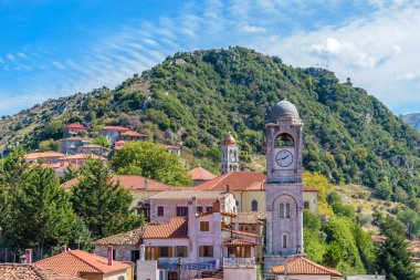 Yunanistan 'ın Arcadia kentindeki Dimitsana dağ köyündeki ünlü saat kulesine sahip geleneksel mimari