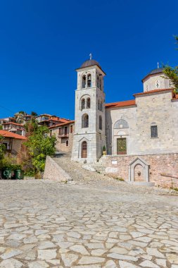 Yunanistan 'ın Arcadia kentindeki Dimitsana dağ köyündeki ünlü saat kulesine sahip geleneksel mimari