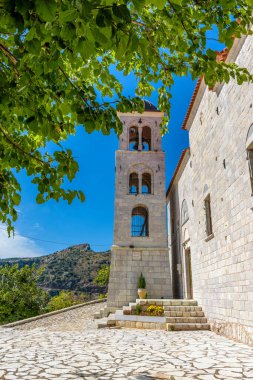 Yunanistan 'ın Arcadia kentindeki Dimitsana dağ köyünde Hristiyan kilisesinin geleneksel çan kulesi.