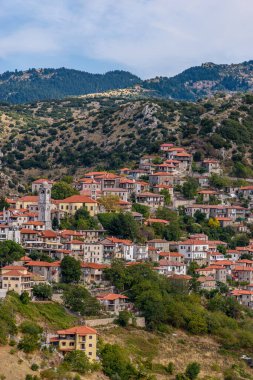 Yunanistan 'ın Arcadia kentindeki Dimitsana dağ köyündeki ünlü saat kulesine sahip geleneksel mimari