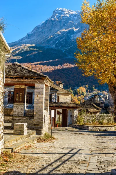 Architettura Tradizionale Con Stretta Strada Pietra Montagna Astraka Come Sfondo — Foto Stock