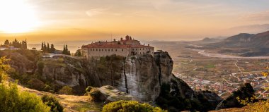 Agios Stephanos Manastırı, Kalambaka köyünün yukarısında eşsiz bir kaya oluşumunda yer alan unesco bir dünya mirası alanı..