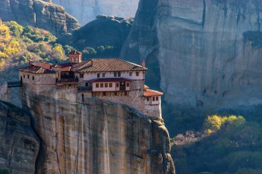 Rousanou Manastırı, bir unesco dünya mirası alanı, Kalambaka köyünün yukarısında sonbahar sezonu boyunca eşsiz bir kaya oluşumunda yer alıyor..