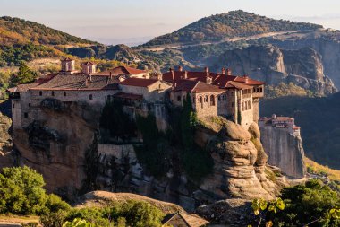 Varlaam ve Rousanou Manastırı, bir unesco dünya mirası alanı, Kalambaka köyünün yukarısında sonbahar sezonu boyunca eşsiz bir kaya oluşumunda yer alıyor..
