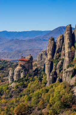 Agios Nikolaos Manastırı, bir unesco dünya mirası alanı, Kalambaka köyünün yukarısında sonbahar sezonu boyunca eşsiz bir kaya oluşumunda yer alıyor..