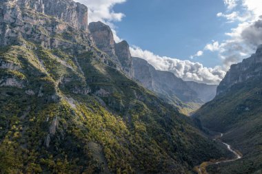 Yunanistan 'ın Zagori Epirus kentindeki Vikos köyü yakınlarında sonbahar renkleriyle Avrupa' nın en derin vadisi olan Vikos Boğazı 'nın manzarası.