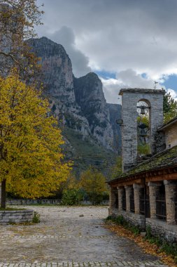 Sonbahar mevsiminde Vikos köyündeki eski taştan kilise Tymfi Zagori Dağı, Epirus, Yunanistan ve Avrupa 'da yer almaktadır.