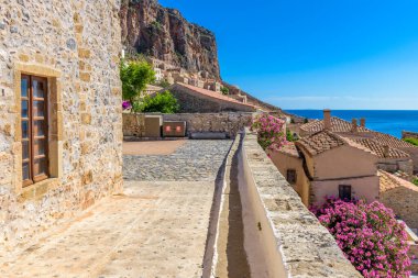 Monemvasia, Lakonia, Moreloponnese, Yunanistan 'daki ortaçağ şatosunun manzarası