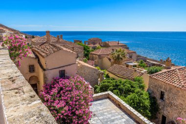 Monemvasia, Lakonia, Moreloponnese, Yunanistan 'daki ortaçağ şatosunun manzarası