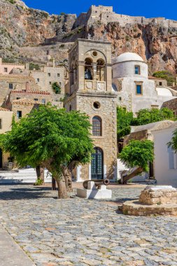 Monemvasia, Lakonia, Peloponnese, Yunanistan 'daki ortaçağ şatosunun ana meydanında Elcomenos Christos çan kulesine sahip geleneksel mimari