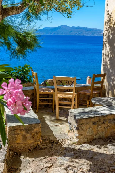 Café Tradicional Exterior Castelo Medieval Fortificado Monemvasia Mesas Ferro Cadeiras — Fotografia de Stock