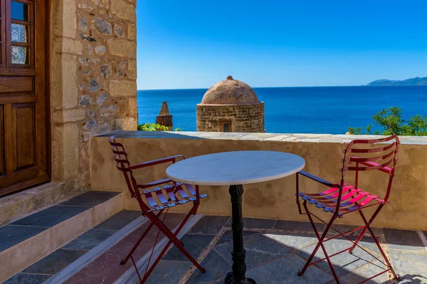 Café Tradicional Exterior Castelo Medieval Fortificado Monemvasia Mesas Ferro Cadeiras — Fotografia de Stock