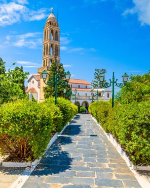 Manastırın dış görünüşü Panagia Myrtidiotissa Kythira 'nın ruhani merkezi