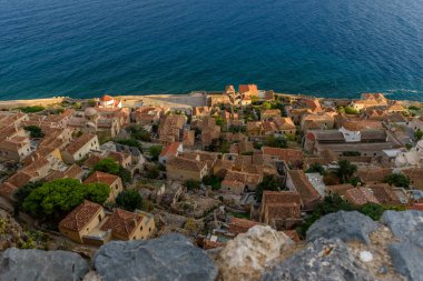 Yukarı kasabadan, Monemvasia, Lakonia ve Mora 'nın ortaçağ kalesine bakın..