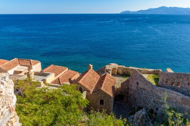 Monemvasia, Lakonia, Moreloponnese, Yunanistan 'daki ortaçağ şatosunun manzarası