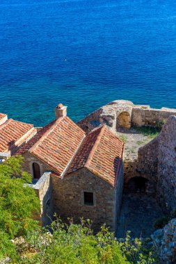 Monemvasia, Lakonia, Moreloponnese, Yunanistan 'daki ortaçağ şatosunun manzarası
