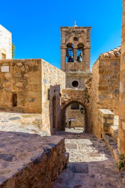 Monemvasia, Lakonia, Peloponnese, Yunanistan 'daki ortaçağ şatosunun ana meydanında Elcomenos Christos çan kulesine sahip geleneksel mimari