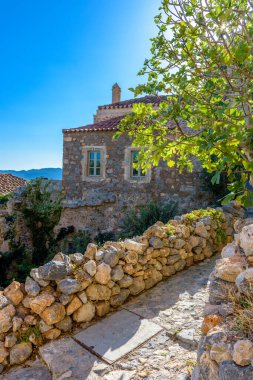Monemvasia, Lakonia, Moreloponnese, Yunanistan 'daki ortaçağ şatosunun manzarası