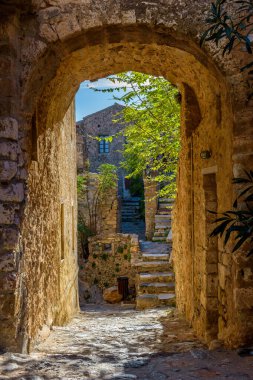Monemvasia, Lakonia, Mora 'daki ortaçağ şatosundan geleneksel mimari ve sarı taş kemerinin görüntüsü.