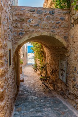Monemvasia, Lakonia, Mora 'daki ortaçağ şatosundan geleneksel mimari ve sarı taş kemerinin görüntüsü.
