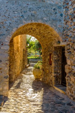 Monemvasia, Lakonia, Mora 'daki ortaçağ şatosundan geleneksel mimari ve sarı taş kemerinin görüntüsü.