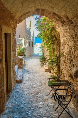 Monemvasia, Lakonia, Mora 'daki ortaçağ şatosundan geleneksel mimari ve sarı taş kemerinin görüntüsü.