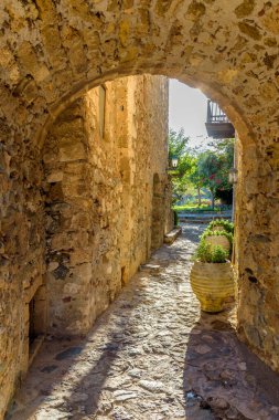 Monemvasia, Lakonia, Mora 'daki ortaçağ şatosundan geleneksel mimari ve sarı taş kemerinin görüntüsü.