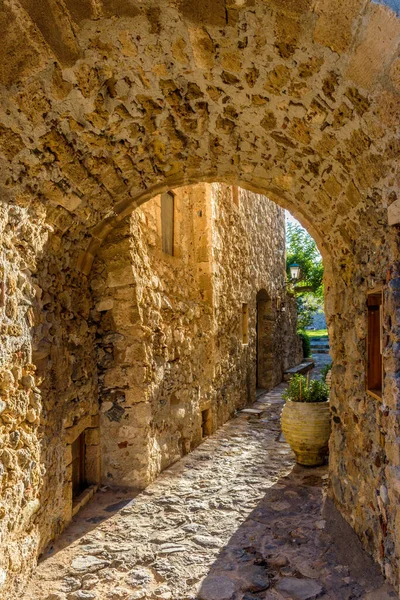Widok Tradycyjną Architekturę Łuk Żółtego Kamienia Średniowiecznego Zamku Monemvasia Lakonia — Zdjęcie stockowe