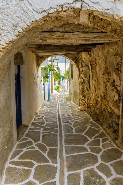 Callejón Tradicional Cicladitico Con Calle Estrecha Casas Encaladas Isla Marpissa —  Fotos de Stock