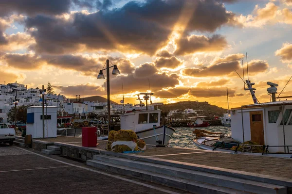 Vista Cicládica Tradicional Com Barcos Pesca Tradicionais Atracados Durante Incrível — Fotografia de Stock