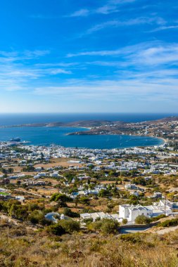 Yunanistan 'ın Paros adasındaki geleneksel beyaz evleri ile Parikia köyünün kalp şeklindeki körfez manzarası.