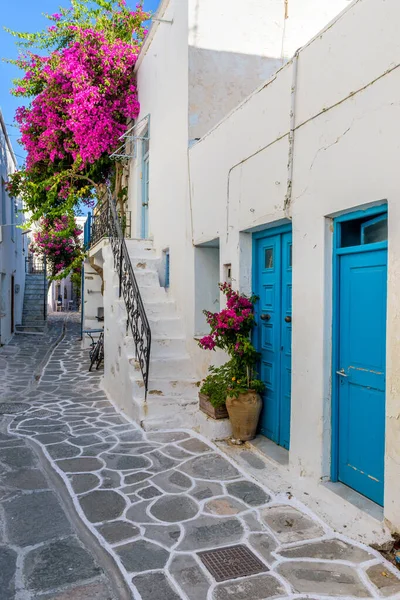Traditional Cycladitic Alley Narrow Street Whitewashed Houses Blooming Bougainvillea Parikia — Stock Photo, Image