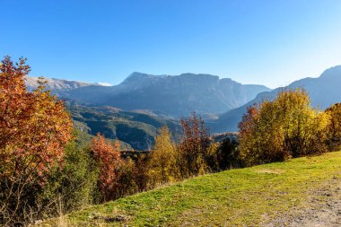 İoannina Epirus Yunanistan 'da sonbahar renkleriyle Zagori dağlarının manzarası