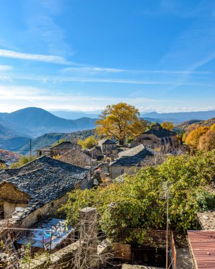 Sonbahar mevsiminde Epirus Zagori 'deki Mikro papigo köyünde taştan yapılmış geleneksel bir kilise inşa edildi.