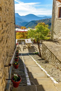 Epirus zagori Yunanistan 'ın Mikro papigo köyünde sonbahar dönemi boyunca geleneksel mimari