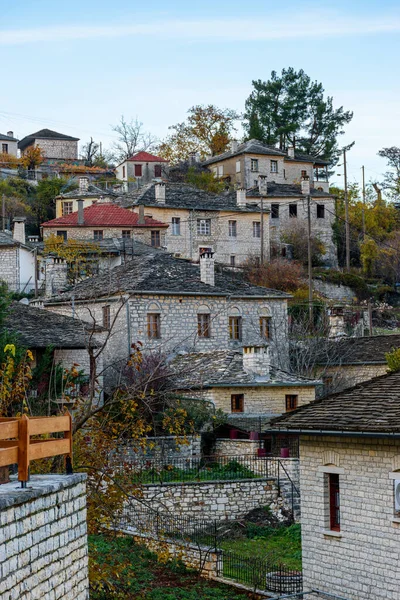 Zagori希腊Aristi风景如画的村庄秋天的传统石头建筑 — 图库照片