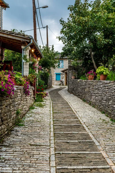 Hagyományos Építészet Keskeny Utca Kőépületek Monodendri Falu Központjában Zagori Görögország — Stock Fotó