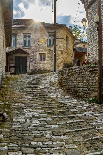 Arquitectura Tradicional Con Calles Estrechas Edificios Piedra Vitsa Pueblo Centro —  Fotos de Stock