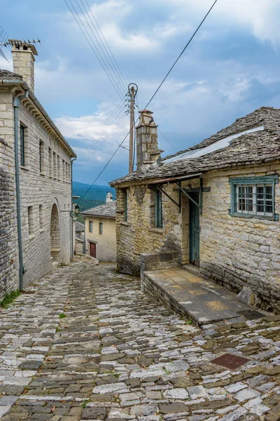 Zagori希腊中部Vitsa村狭窄街道和石头建筑A的传统建筑 — 图库照片