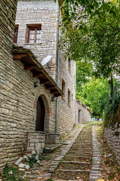 Hagyományos Építészet Keskeny Utca Kőépületek Vitsa Falu Központjában Zagori Görögország — Stock Fotó