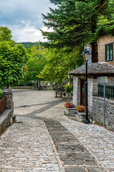 Traditionell Arkitektur Med Smal Gata Och Stenbyggnader Byn Monodendri Centrala — Stockfoto