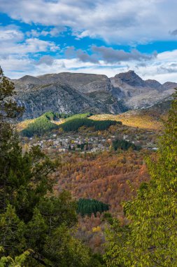 Yunanistan 'ın Zagori Epirus kentindeki Tsepelovo yakınlarında sonbahar renklerine sahip Tymfi dağı.