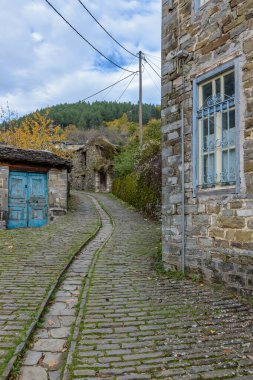 Tsepelovo 'nun Tsepelovo köyü, Tymfi Dağı, Zagori, Epirus, Yunanistan ve Avrupa' daki mimari geleneksel taş binalarıyla sonbahar döneminde inşa edilmiştir.