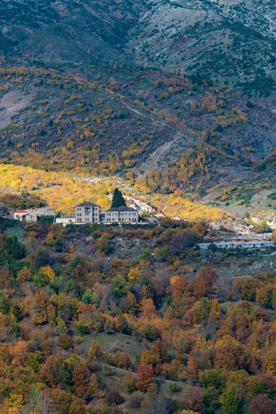 ギリシャザゴリ エピロスのツェペロヴォ近くに秋の色を持つTymfi山 — ストック写真