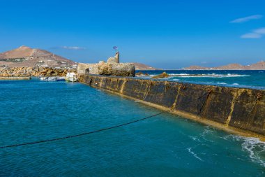 Yunanistan 'ın Naousa Paros kentinin pitoresk limanında geleneksel balıkçı teknesiyle geleneksel Kiklad manzarası.