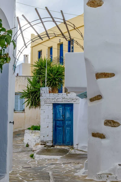 Kışın Paros Adası Nda Beyazlatılmış Evleri Olan Geleneksel Sokak — Stok fotoğraf