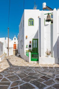 Soldaki Paros Adası 'nda bahar aylarında beyazlatılmış evleri olan geleneksel sokak.