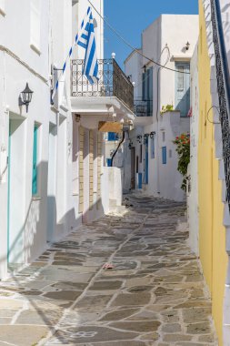 Soldaki Paros Adası 'nda bahar aylarında beyazlatılmış evleri olan geleneksel sokak.